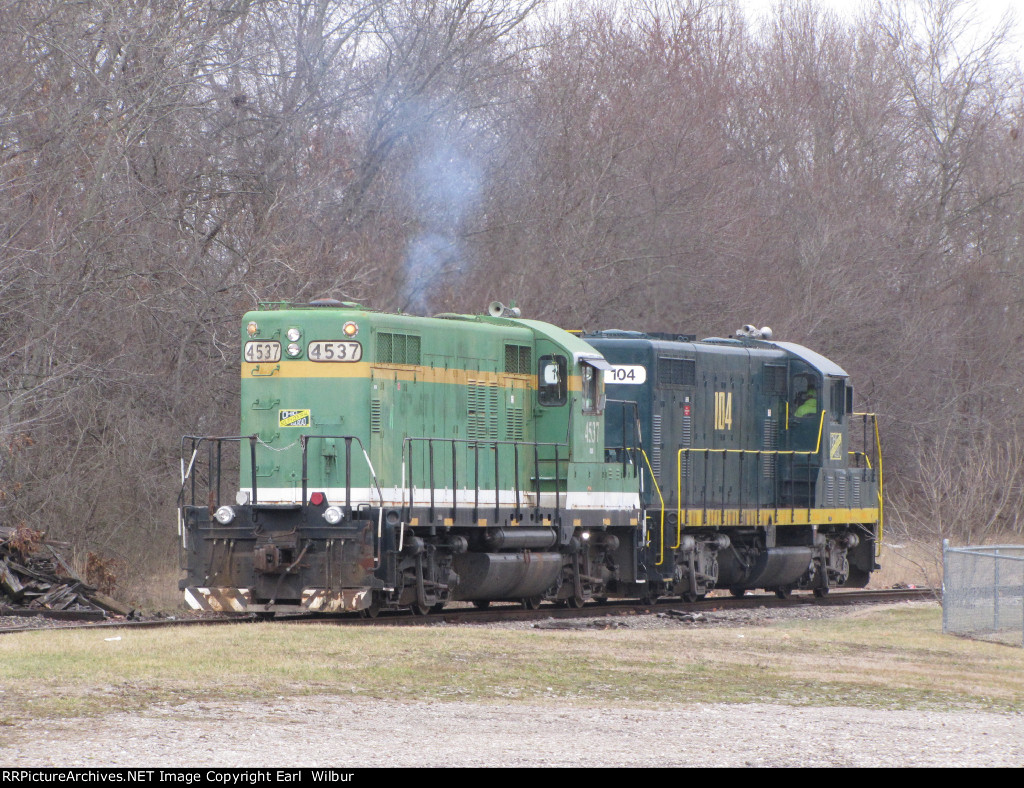 Ohio South Central Railroad (OCSR) 104 & 4537